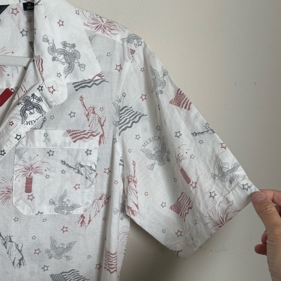 Travis Mathew Americana 4th of July Button Down Short Sleeve Shirt Size Medium - Picture 3 of 6